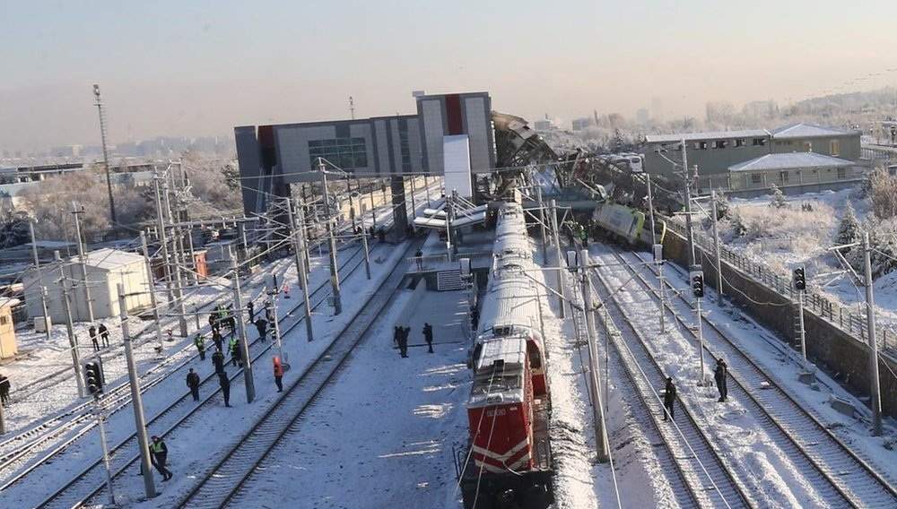 تصاویر حادثه خروج ریل قطار در ترکیه,عکس های خسارات حادثه قطار در ترکیه,تصاویر خروج قطار سریع‌السیر از ریل در ترکیه
