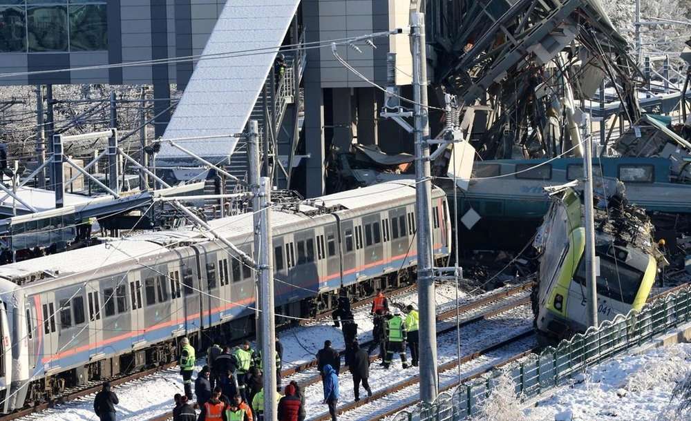 تصاویر حادثه خروج ریل قطار در ترکیه,عکس های خسارات حادثه قطار در ترکیه,تصاویر خروج قطار سریع‌السیر از ریل در ترکیه