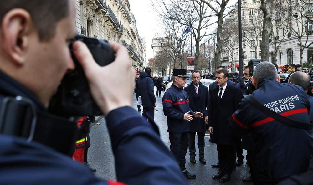 تصاویر رئیس جمهور فرانسه در خیابان‌های پاریس,عکس های مکرون در خیابان های فرانسه,عکس های امانوئل مکرو