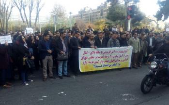 ادامه تجمع کارگزاران صندوق بیمه کشاورزی/ آیا استخدام ما با ده سال سابقه برای کشور هزینه دارد؟ تجمع کارگزاران صندوق بیمه کشاورزی,کار و کارگر,اخبار کار و کارگر,اعتراض کارگران
