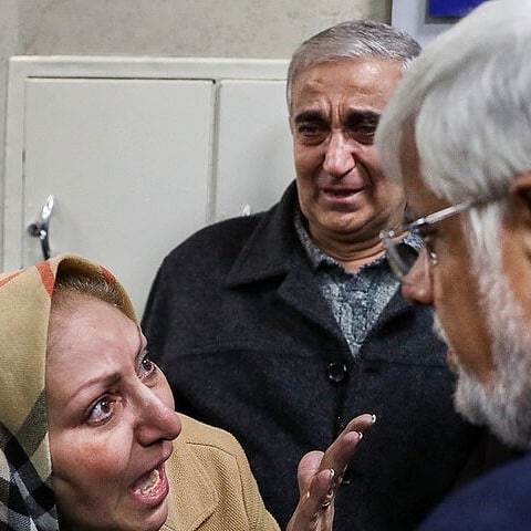 دیدار محمدرضا عارف با مادر یکی از دانشجویان حادثه‌دیده دانشگاه آزاد,اخبار دانشگاه,خبرهای دانشگاه,دانشگاه
