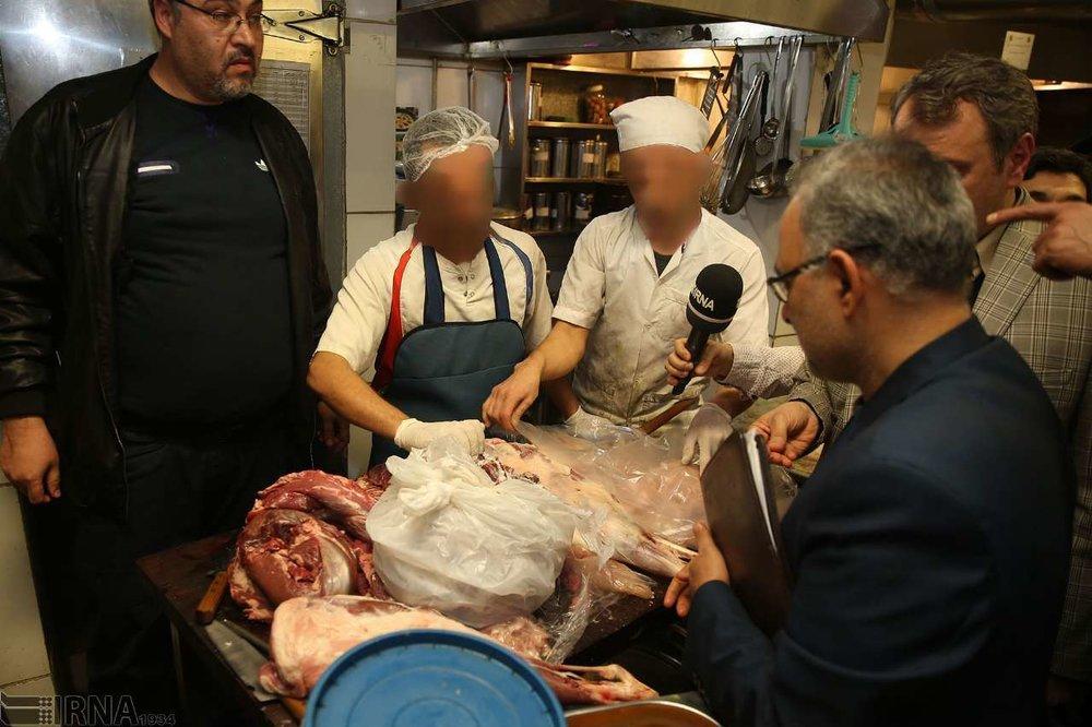 تصاویر گوشت‌ و غذای فاسد در رستورانی لوکس در تهران,عکس های غذای فاسد در رستوران لوکس تهران,عکس های کشف گوشت فاسد در رستورانی در تهران