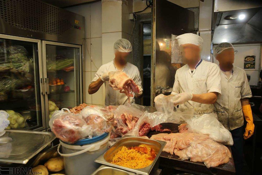 تصاویر گوشت‌ و غذای فاسد در رستورانی لوکس در تهران,عکس های غذای فاسد در رستوران لوکس تهران,عکس های کشف گوشت فاسد در رستورانی در تهران
