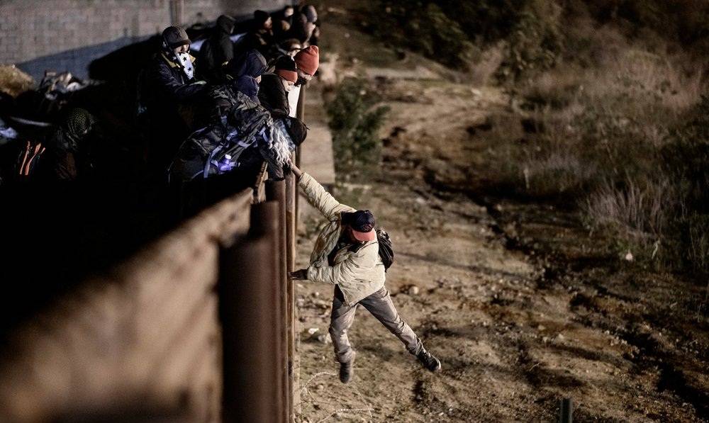 تصاویر شلیک به مهاجران مکزیک,عکس های ورود مهاجران از مکزیک به آمریکا,تصاویر شلیک در مرز مکزیک و آمریکا