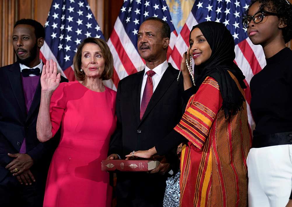 تصاویر جشن پیروزی زنان راه یافته به مجلس نمایندگان آمریکا,عکس های سوگند خودرن نمایندگان مجلس نمایندگان آمریکا,عکس نانسی پلوسی در جلسه مجلس نمایندگان آمریکا