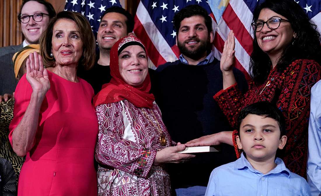 تصاویر جشن پیروزی زنان راه یافته به مجلس نمایندگان آمریکا,عکس های سوگند خودرن نمایندگان مجلس نمایندگان آمریکا,عکس نانسی پلوسی در جلسه مجلس نمایندگان آمریکا