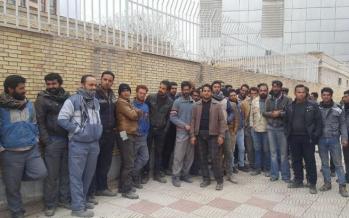 جمعی از کارگران فولاد زرند به وضعیت استخدامی ها در این شرکت گلایه دارند تجمع کارگران فولاد,کار و کارگر,اخبار کار و کارگر,اعتراض کارگران