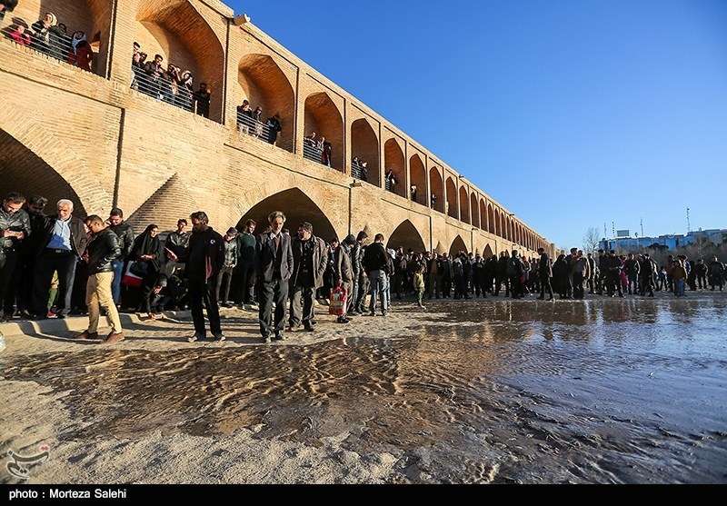 تصاویر جاری شدن آب در زاینده رود,عکس های جاری شدن آب در زاینده رود اصفهان,تصاویر استقبال مردم اصفهان از باز شدن آب زاینده رود