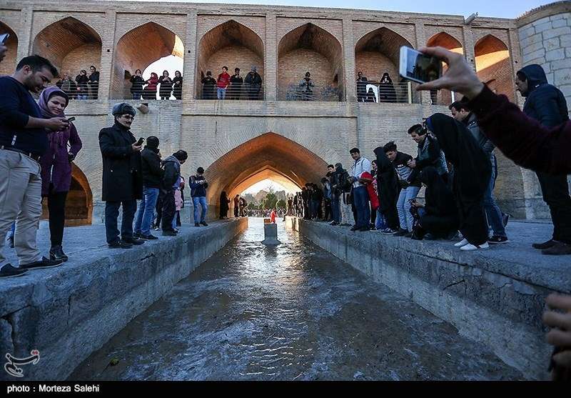 تصاویر جاری شدن آب در زاینده رود,عکس های جاری شدن آب در زاینده رود اصفهان,تصاویر استقبال مردم اصفهان از باز شدن آب زاینده رود
