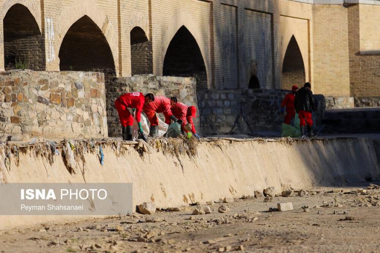 تصاویر جاری شدن آب در زاینده رود,عکس استقبال مردم اصفهان از جاری شدن آب در زاینده رود,تصاویری از زاینده رود در نوروز 98