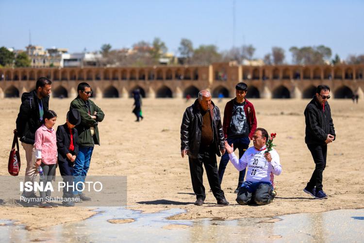 تصاویر جاری شدن آب در زاینده رود,عکس استقبال مردم اصفهان از جاری شدن آب در زاینده رود,تصاویری از زاینده رود در نوروز 98
