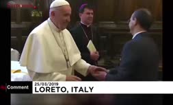 ویدئو/ ممانعت پاپ از بوسیده شدن دستش و انتقاد کاتولیک‌های محافظه‌کار