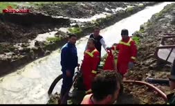 ویدئو/ عملیات امداد رسانی تیم آتش نشانی تهران در مناطق سیل زده.