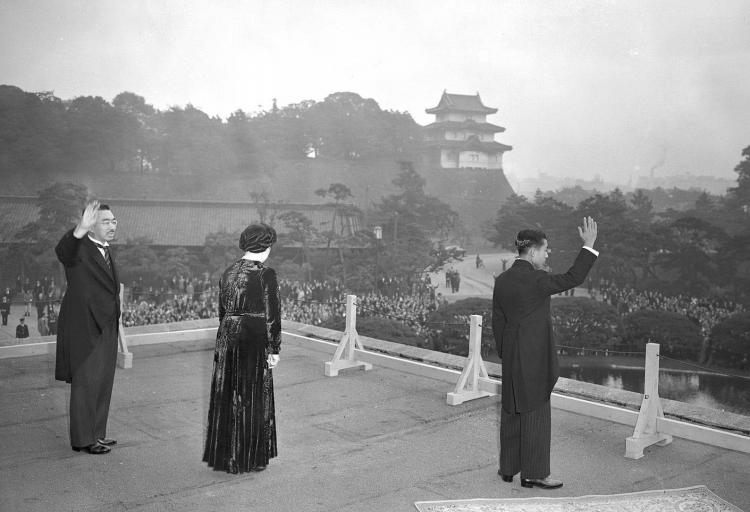 تصاویر دوران امپراتوری آکیهیتو بر ژاپن,عکس های آکیهیتو در دوران امپراتوری،عکس های مراسم تخت نشینی آکیهیتو