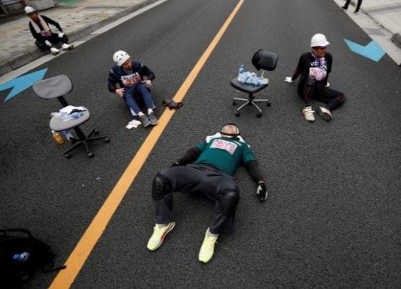تصاویر مسابقه با صندلی‌های چرخ‌دار اداری در ژاپن,عکس های مسابقه در ژاپن,تصامیر مسابقات در شهر هانیو