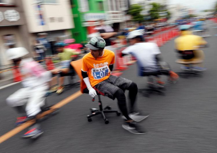 تصاویر مسابقه با صندلی‌های چرخ‌دار اداری در ژاپن,عکس های مسابقه در ژاپن,تصامیر مسابقات در شهر هانیو