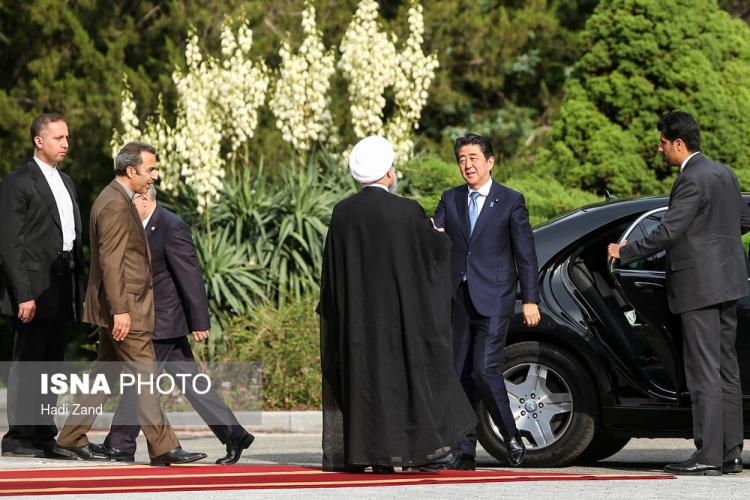 تصاویر استقبال رسمی روحانی از نخست‌وزیر ژاپن,عکس های نخست وزیر ژاپن در مجموعه سعدآباد,تصاویر استقبال رئیس جمهور از شینزو آبه