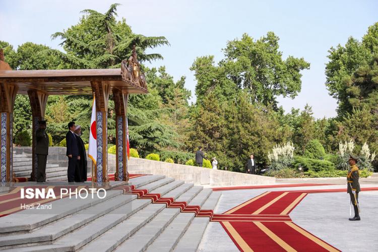 تصاویر استقبال رسمی روحانی از نخست‌وزیر ژاپن,عکس های نخست وزیر ژاپن در مجموعه سعدآباد,تصاویر استقبال رئیس جمهور از شینزو آبه