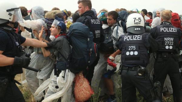 برخورد پلیس آلمان با فعالان محیط زیست,اخبار اجتماعی,خبرهای اجتماعی,محیط زیست