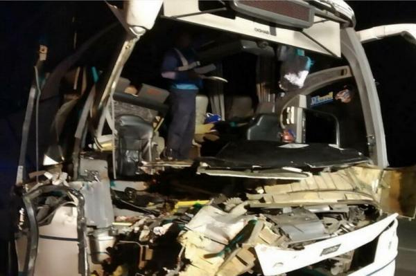 برخورد اتوبوس و تریلر در کاشان,اخبار حوادث,خبرهای حوادث,حوادث