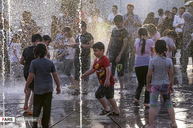 تصاویر آب بازی کودکان در بوستان آب و آتش,تصاویر حضور کودکان در بوستان آب و آتش,عکس های آب بازی کودکان در پارک