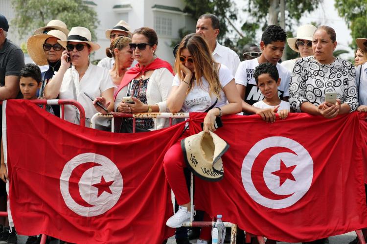 مراسم تشییع جنازه السبسی,عکس های مکرون در مراسم تشییع جنازه السبسی,تصاویر مردم تونس در مراسم تشییع جنازه السبسی