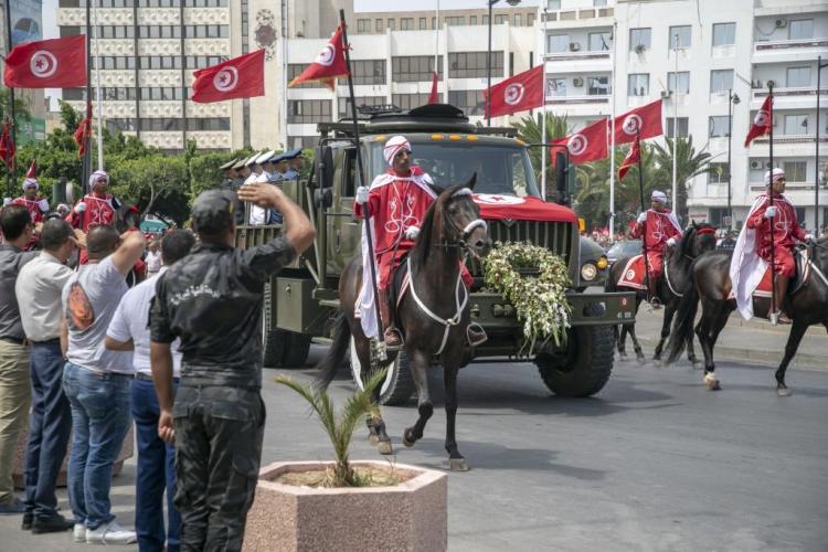 مراسم تشییع جنازه السبسی,عکس های مکرون در مراسم تشییع جنازه السبسی,تصاویر مردم تونس در مراسم تشییع جنازه السبسی
