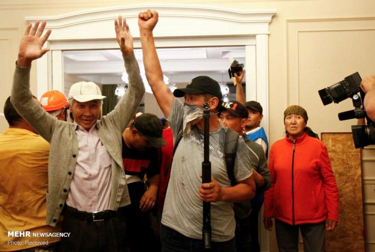 تصاویر دستگیری الماس‌بیک آتامبایف,عکس های دستگیری الماس‌بیک آتامبایف,تصاویر رئیس جمهوری سابق قرقیزستان