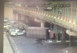 دردسر کامیون قد بلند در پل سئول حادثه واژگونی کامیون در پل سئول,اخبار حوادث,خبرهای حوادث,حوادث