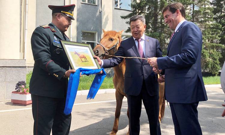تصاویر وزیر دفاع آمریکا در مغولستان,عکس های مارک اسپر در مغولستان,عکس هدیه دادن یک اسب به مارک اسپر در مغولستان
