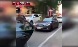 فیلم/ حمله مردی با سانروف ماشین به مامور پارکینگ و مردم