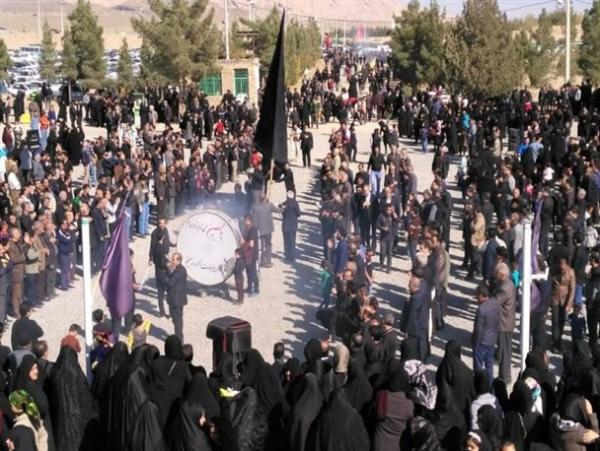 تردد خودرو در میان دستههای عزاداری تردد خودرو در میان دستههای عزاداری,اخبار اجتماعی,خبرهای اجتماعی,وضعیت ترافیک و آب و هوا