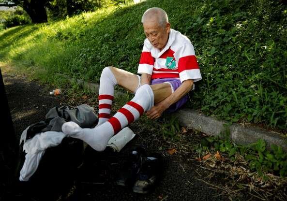 تصاویر تفریحات سالمندان در ژاپن,عکس های بازی راگبی پیرمردهای ژاپنی,تصاویر سالمندترین بازیکن راگبی در ژاپن