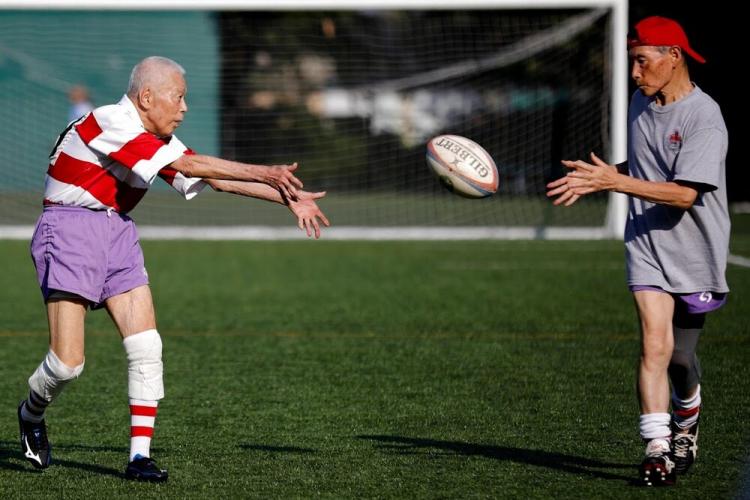 تصاویر تفریحات سالمندان در ژاپن,عکس های بازی راگبی پیرمردهای ژاپنی,تصاویر سالمندترین بازیکن راگبی در ژاپن