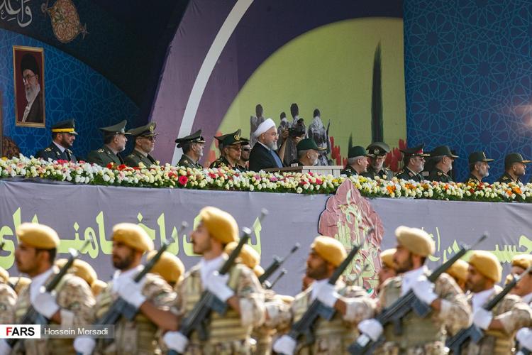 تصاویر رژه بزرگ نیروهای مسلح,عکس های حسن روحانی در مراسم رژه هفته دفاع مقدس,تصاویر هفته دفاع مقدس