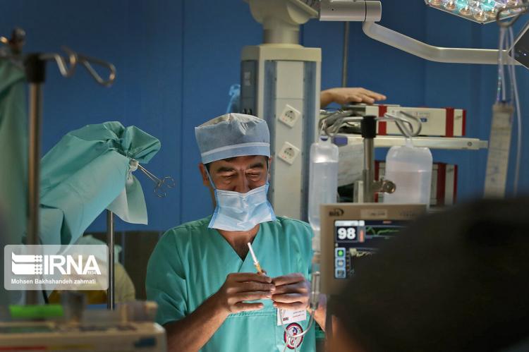 تصاویر نخستین عمل جراحی بدون بیهوشی مغز در مشهد,عکس های عمل جراحی بدون بیهوشی مغز,تصاویر عمل جراحی