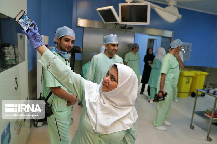 تصاویر نخستین عمل جراحی بدون بیهوشی مغز در مشهد,عکس های عمل جراحی بدون بیهوشی مغز,تصاویر عمل جراحی