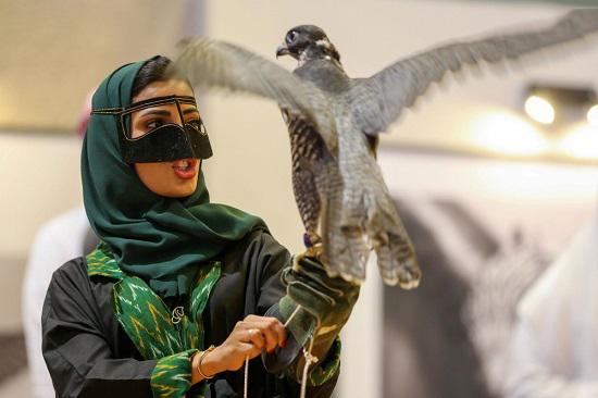 علاقه زنان عربستانی به شاهین شکاری,اخبار جالب,خبرهای جالب,خواندنی ها و دیدنی ها