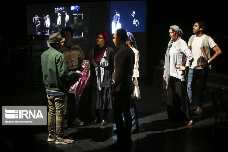 تصاویر نمایش نیمه تاریک ماه,عکس های نمایش نیمه تاریک ماه,تصاویر بازیگران نمایش نیمه تاریک ماه