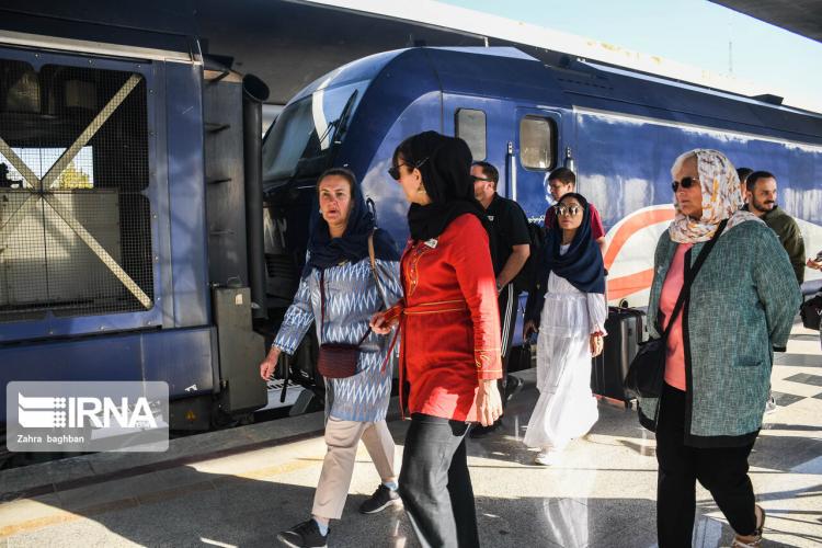 تصاویر قطار گردشگری بینالمللی عقاب طلایی تصاویر قطار گردشگری بینالمللی عقاب طلایی,عکس های توریست های خارجی در ایران,تصاویر قطار توریستی راه ابریشم