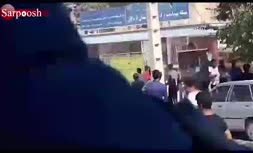 فیلم/ پایین کشیدن تابلوی فرمانداری لردگان توسط معترضان چنار محمود