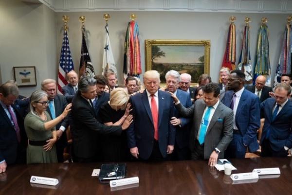 دعای دسته‌جمعی گروهی از رهبران مسیحی برای ترامپ,اخبار سیاسی,خبرهای سیاسی,اخبار بین الملل