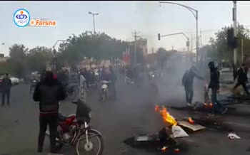 ویدئو/ آتش زدن بانک شهر و به غارت بردن اموال در اصفهان ویدئو/ آتش زدن بانک شهر و به غارت بردن اموال در اصفهان