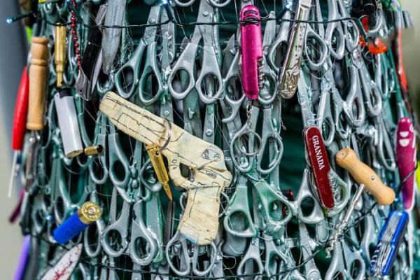 ساخت درخت کریسمس با وسایل خطرناک ساخت درخت کریسمس با وسایل خطرناک,اخبار جالب,خبرهای جالب,خواندنی ها و دیدنی ها