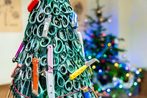 ساخت درخت کریسمس با وسایل خطرناک,اخبار جالب,خبرهای جالب,خواندنی ها و دیدنی ها