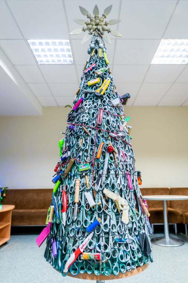 ساخت درخت کریسمس با وسایل خطرناک,اخبار جالب,خبرهای جالب,خواندنی ها و دیدنی ها