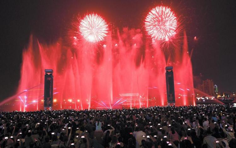 تصاویر مراسم آتش بازی به مناسبت روز ملی امارات در ابوظبی,عکس های آتش بازی در امارات,تصاویر آتش بازی به مناسبت روز ملی امارات