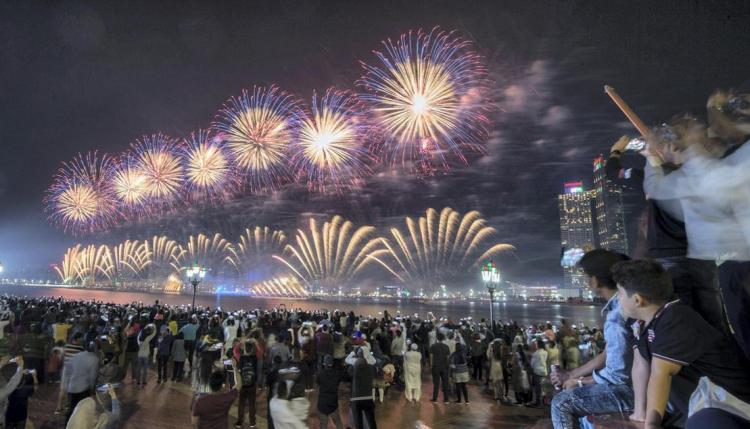 تصاویر مراسم آتش بازی به مناسبت روز ملی امارات در ابوظبی,عکس های آتش بازی در امارات,تصاویر آتش بازی به مناسبت روز ملی امارات