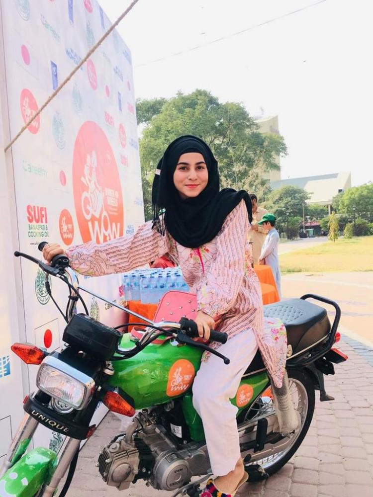استقبال گسترده از کمپین موتورسواری زنان در پاکستان,تصاویر موتورسواری زنان در پاکستان,عکس های حضور زنان در کمپین موتورسواری پاکستان