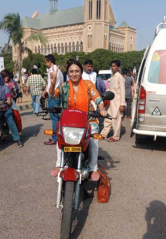 استقبال گسترده از کمپین موتورسواری زنان در پاکستان,تصاویر موتورسواری زنان در پاکستان,عکس های حضور زنان در کمپین موتورسواری پاکستان
